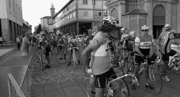 gli-eroici-ciclisti-della-parigi-roubaix-bassoromagnola-jpg