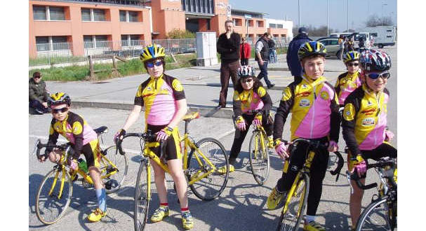 piccoli-ciclisti-da-dieci-anni-in-un-parcheggio-jpg