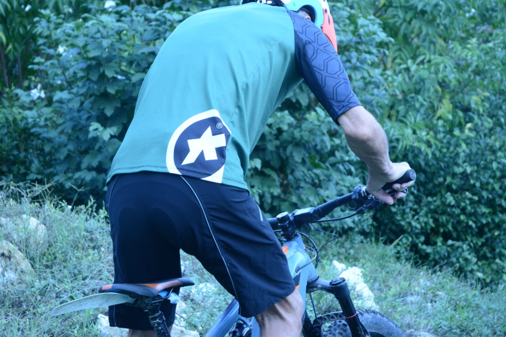ASSOS TRAIL, IL CONFORT ADDOSSO - InBici Magazine