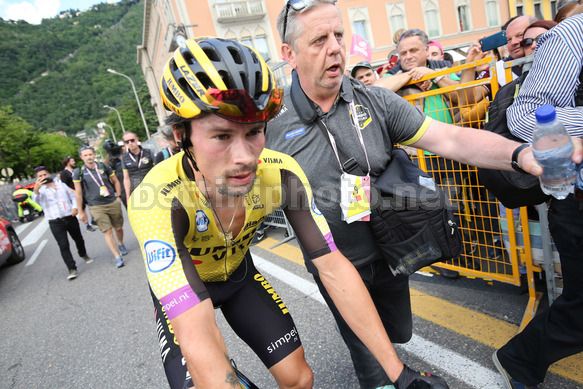 JUMBO-VISMA, DS E MECCANICO SI FERMANO A FARE I BISOGNI MENTRE ROGLIC CADE  IN DISCESA - InBici Magazine