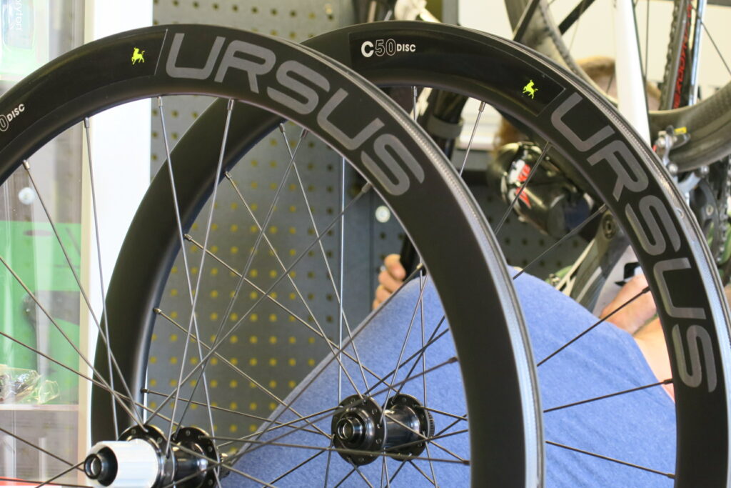 URSUS MIURA C50 DISC, RUOTE RACE IN CARBONIO DAL PREZZO SUPER - InBici  Magazine